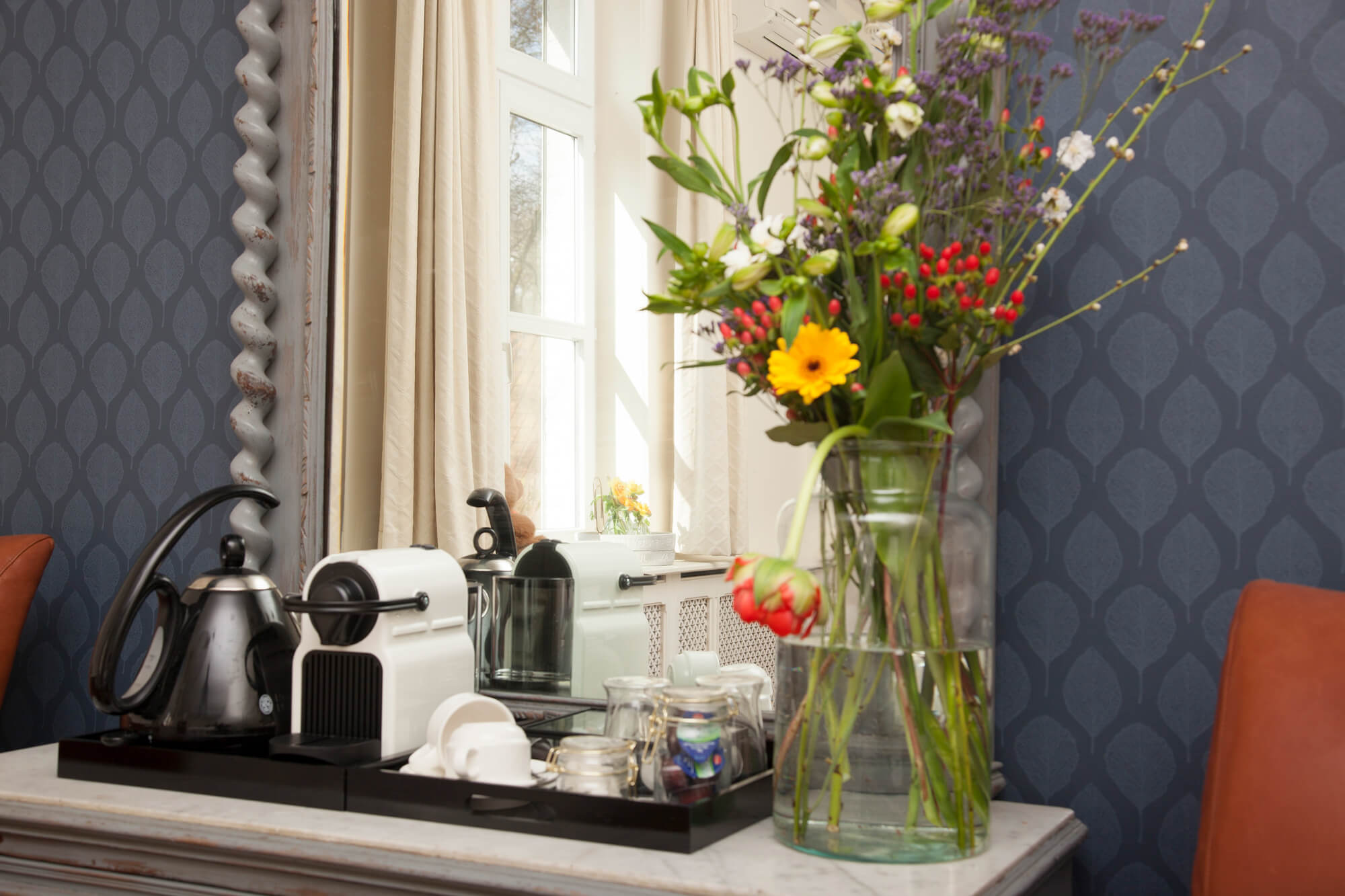 Samson & Delilah badkamer met dubbele wastafel en spiegels en wat rekken.