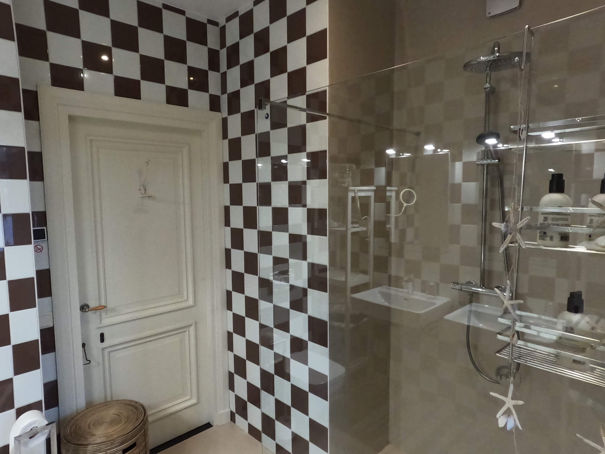 Samson-slaapkamer met een kingsize boxspringbed.