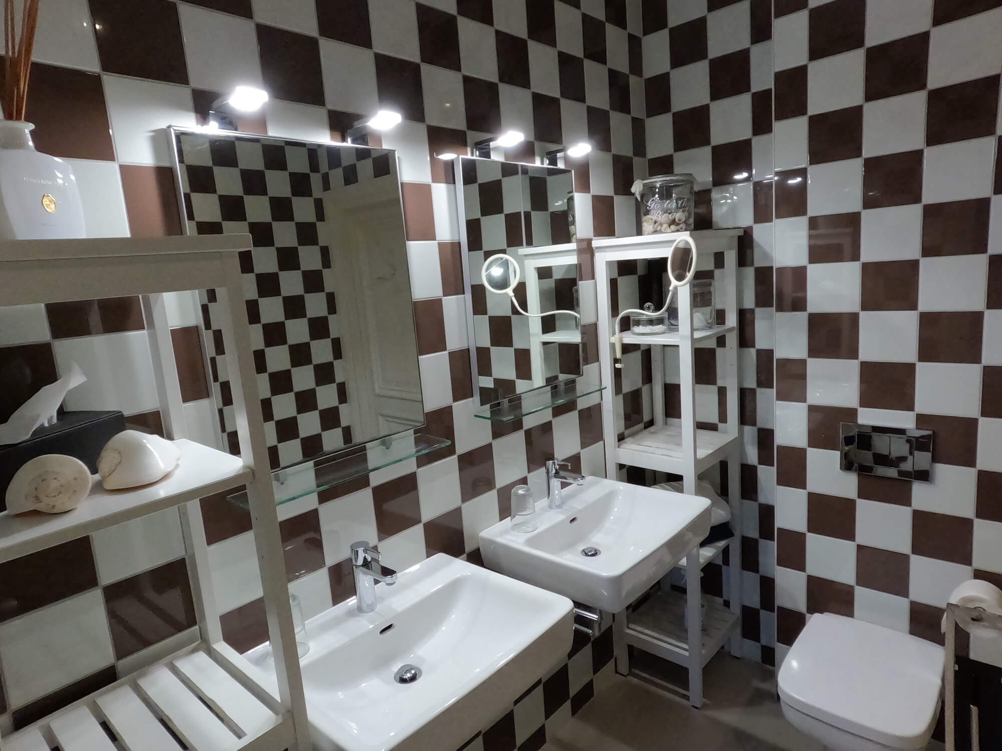 Samson-slaapkamer met een kingsize boxspringbed.