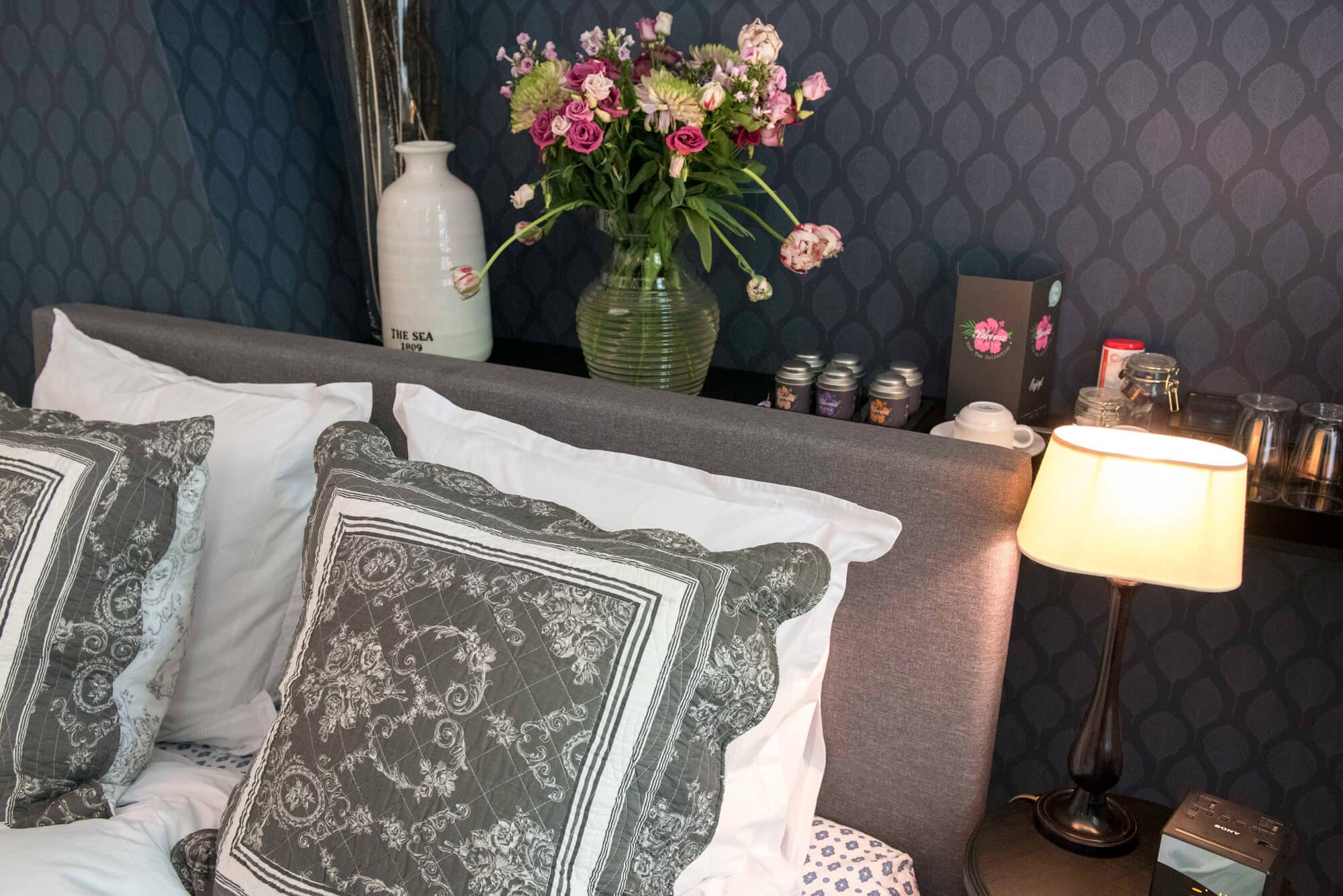 Samson & Delilah badkamer met dubbele wastafel en spiegels en wat rekken.